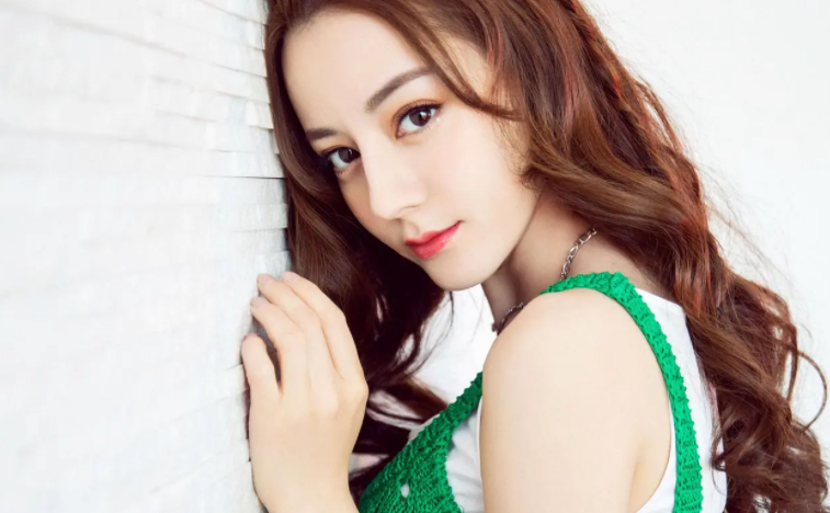 基于种种原因,迪丽热巴暂时都是不可能公开自己真实私人生活的,粉丝也