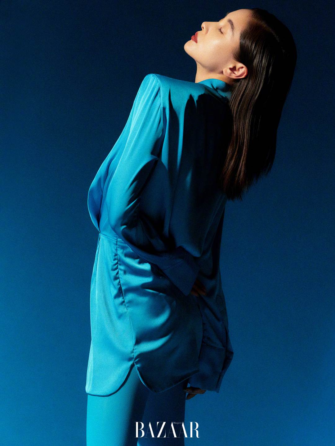 王子文登时尚芭莎封面,穿露腰长裙,身材凹凸有致,霸气女王范