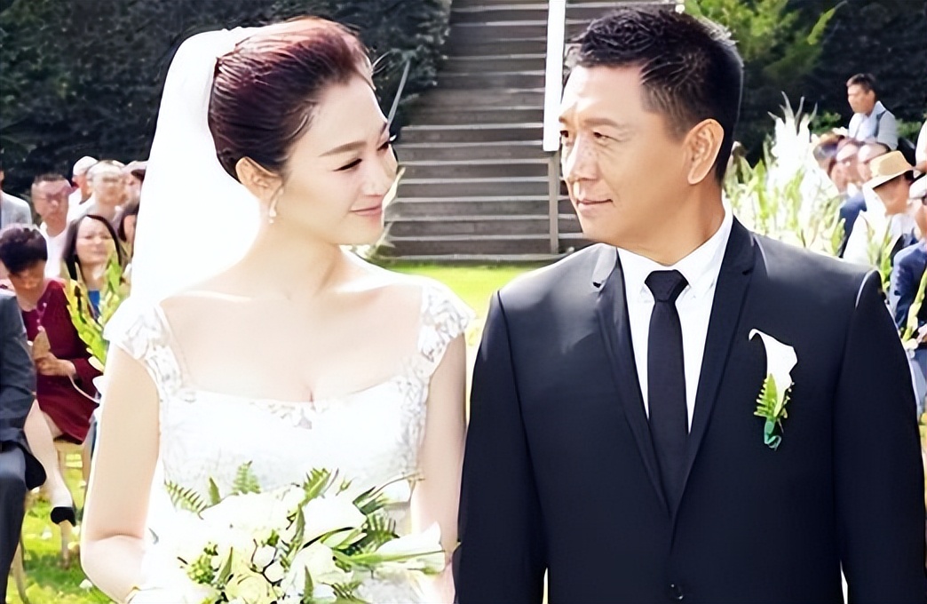 婚礼当天李小冉身着一袭白色抹胸婚纱,在布鲁塞尔的梦幻古堡中,举行了