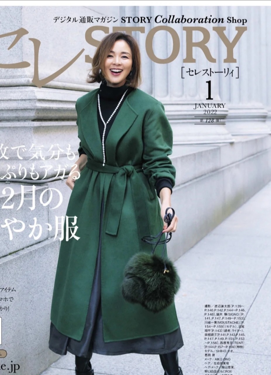 四五十岁的女人别总穿黑白色！今冬绿色大衣很流行，减龄又显贵