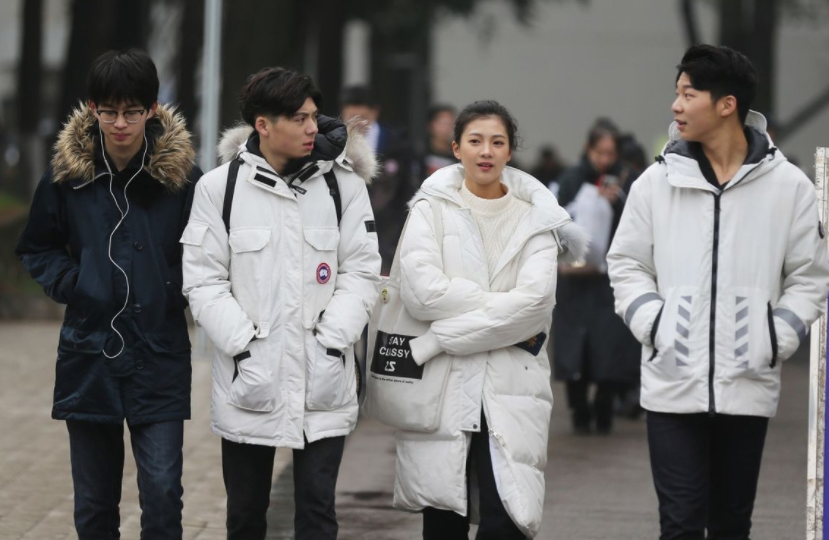 2021浙江传媒艺考现场图曝光，男帅女靓，堪称一场“视觉盛宴”