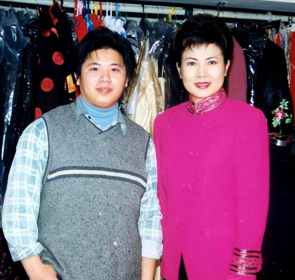 她主持过3届央视春晚,成名后遭排挤,为何64岁仍未婚?