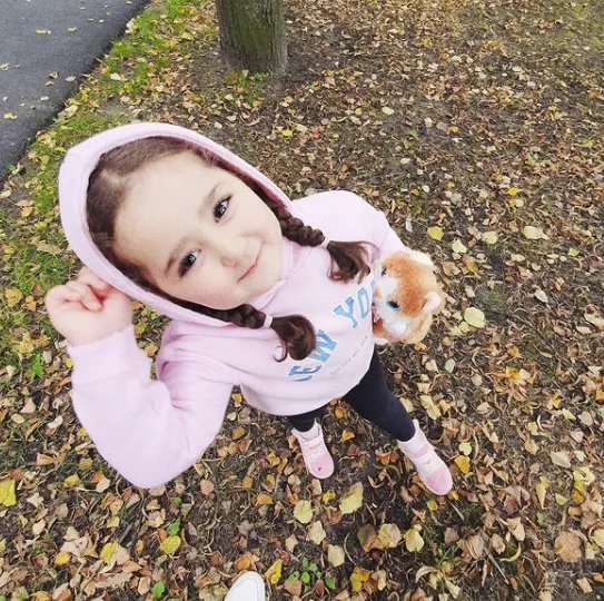 大眼睛小姑娘(超萌大眼萝莉走红ins!