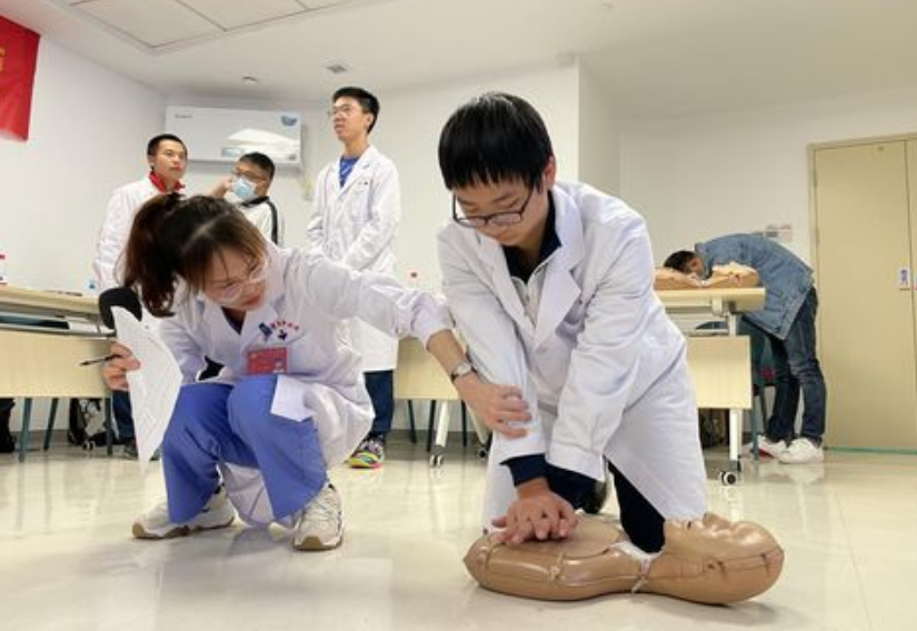 “医学类”专业排名调查，临床医学地位下降，榜首真的“吃香”