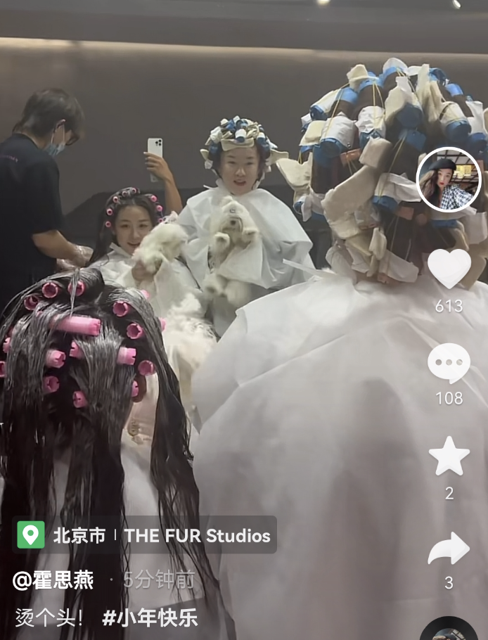 霍思燕晒烫头视频，素颜无滤镜呈现幸福肥，嗯哼时隔半年可爱出镜