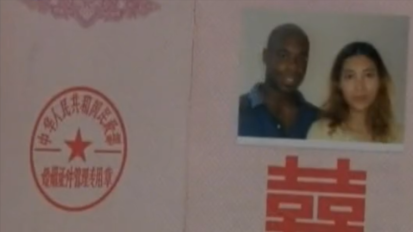 美国黑人留学生娶四川单亲妈妈，还打六份工，养妻子前男友的父母