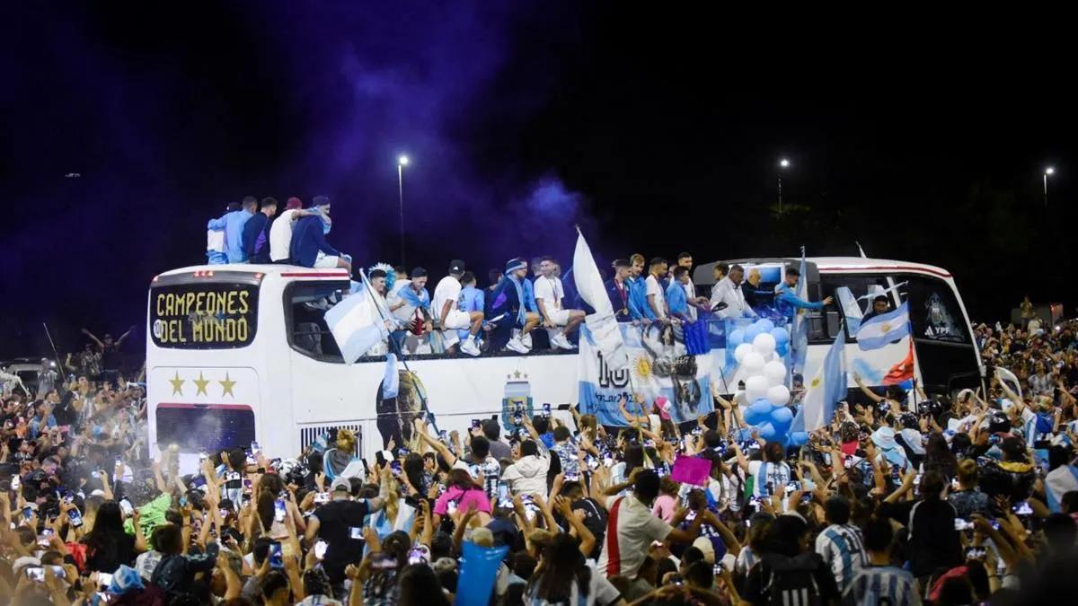 梅西率队夺冠，4百万阿根廷人游行，盛况壮观，似曾相识