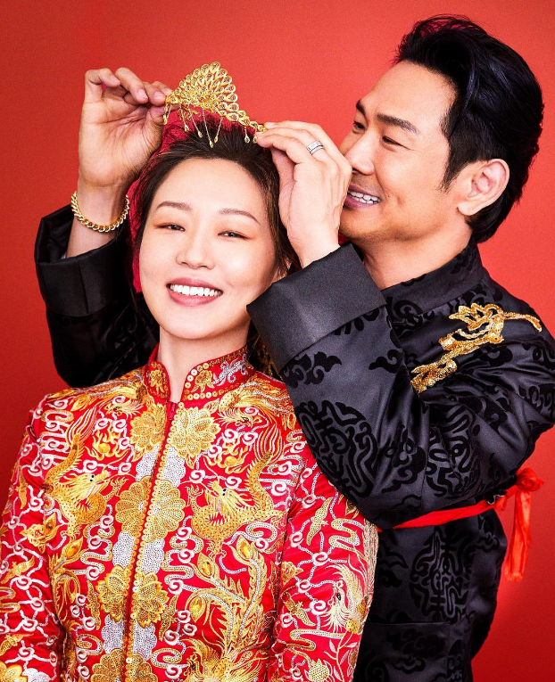 杜伟德拍婚纱照庆祝结婚10周年,与妻子大摆恩爱姿势太甜蜜