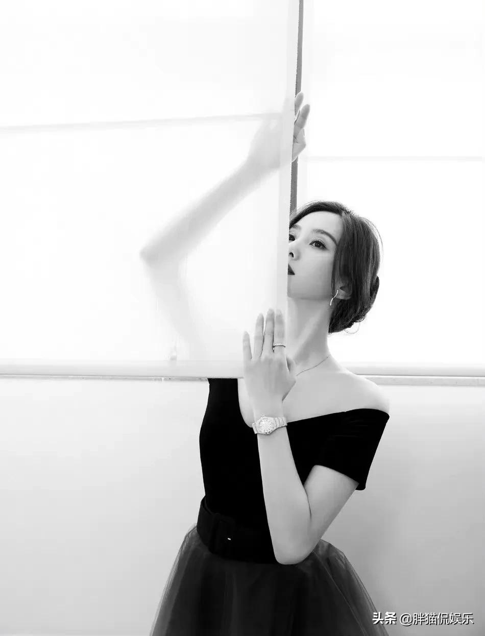 刘诗诗一身黑色上衣配上粉色长裙化身专业舞蹈演员，天鹅颈亮眼