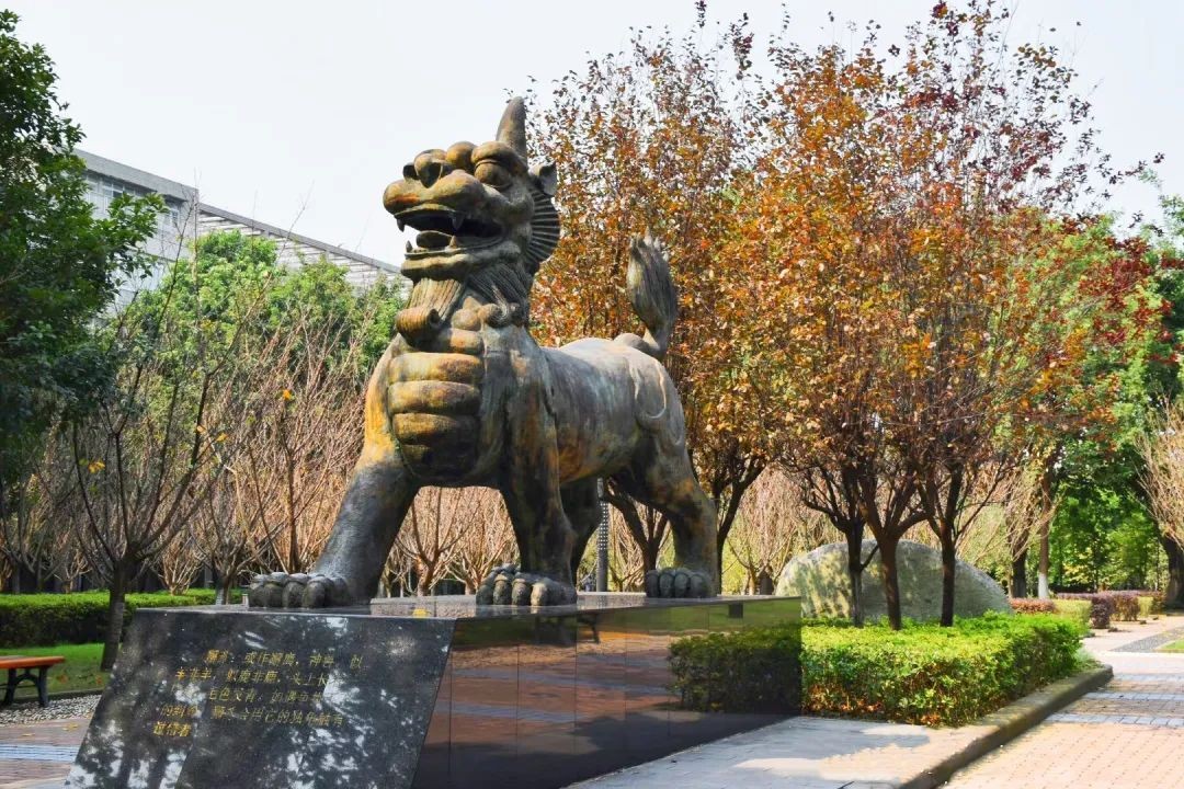 西政的獬豸于2007年8月修建,2015年9月司管85级校友出资重建以作为