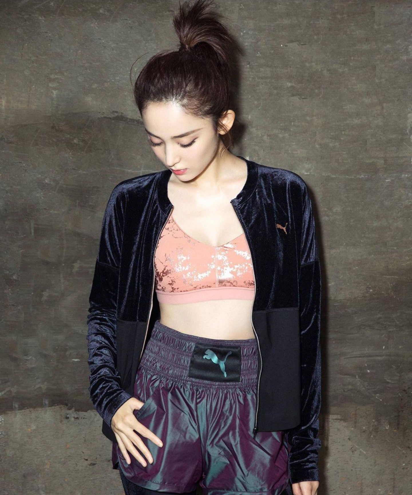 明星写真:古力娜扎粉色运动内衣商业宣传大片,体型优美健康阳光