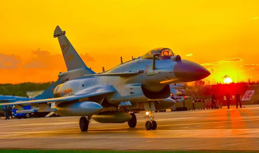 �Ա�����F15����10����ǿ���ģ���ý��F15�Ѿ����Ǽ�10ս���Ķ���