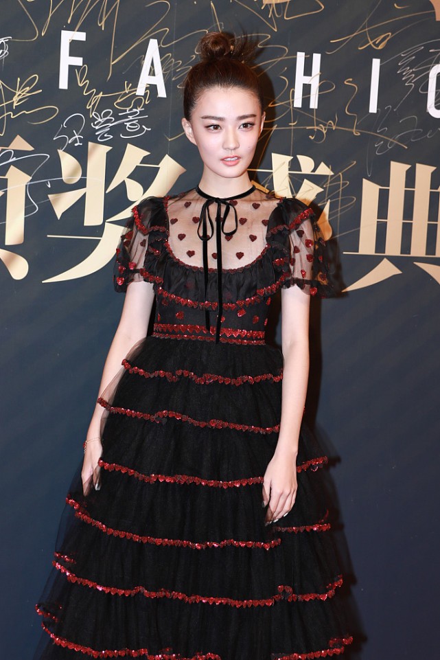徐璐这造型很有“女仆感”，红黑纱裙走暗黑路线，但显得腿好长啊