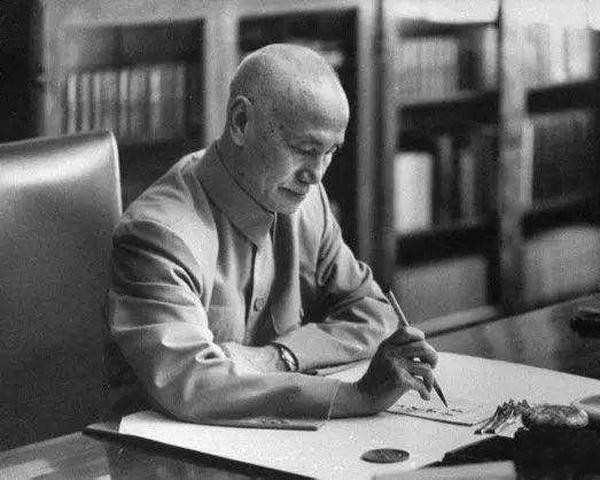 1975年蒋介石邀请毛主席访台，毛主席：小平同志代替我去台湾