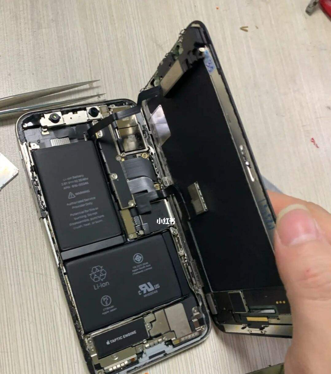 iphone12手机换电池有多难?跟小米11比起来,苹果差远了!
