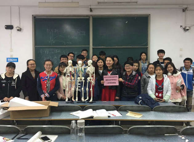 一所大学不仅有独立的地铁站，还坐拥24个食堂，考上的学生有福了