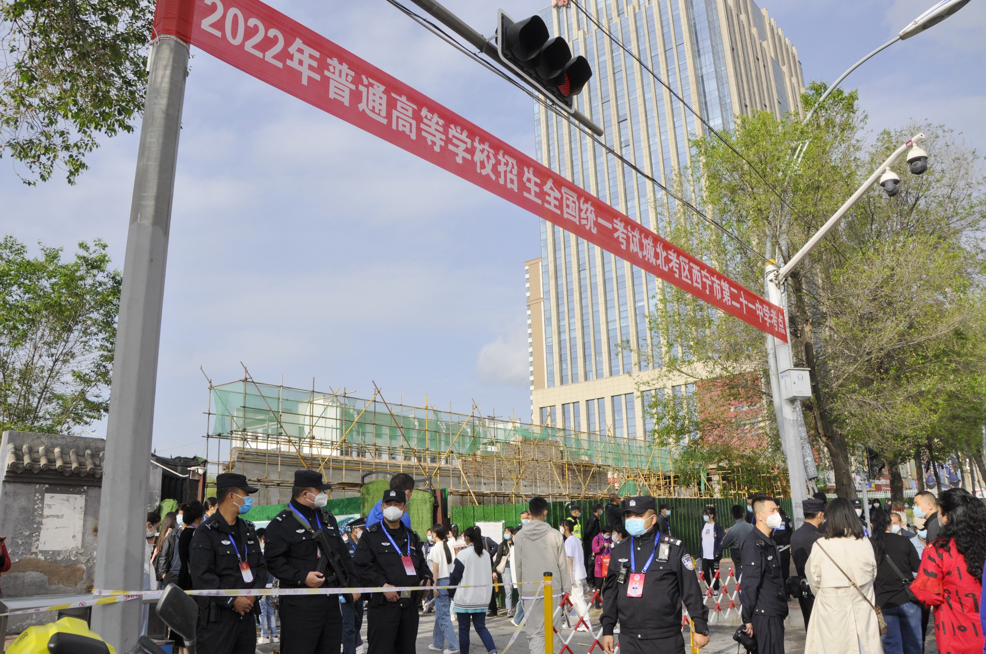 西宁市劳模工匠志愿者服务队300辆爱心送考车“护航”高考