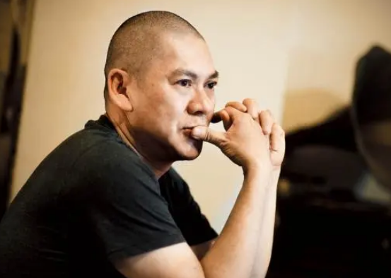 《杀死比尔》导演昆汀,被曝花1w美元舔舞娘脚,网友:不怕脚气?