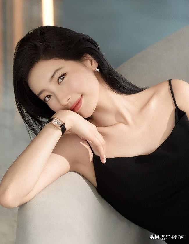 韩国女星秀智晒一字锁骨和林志玲比美