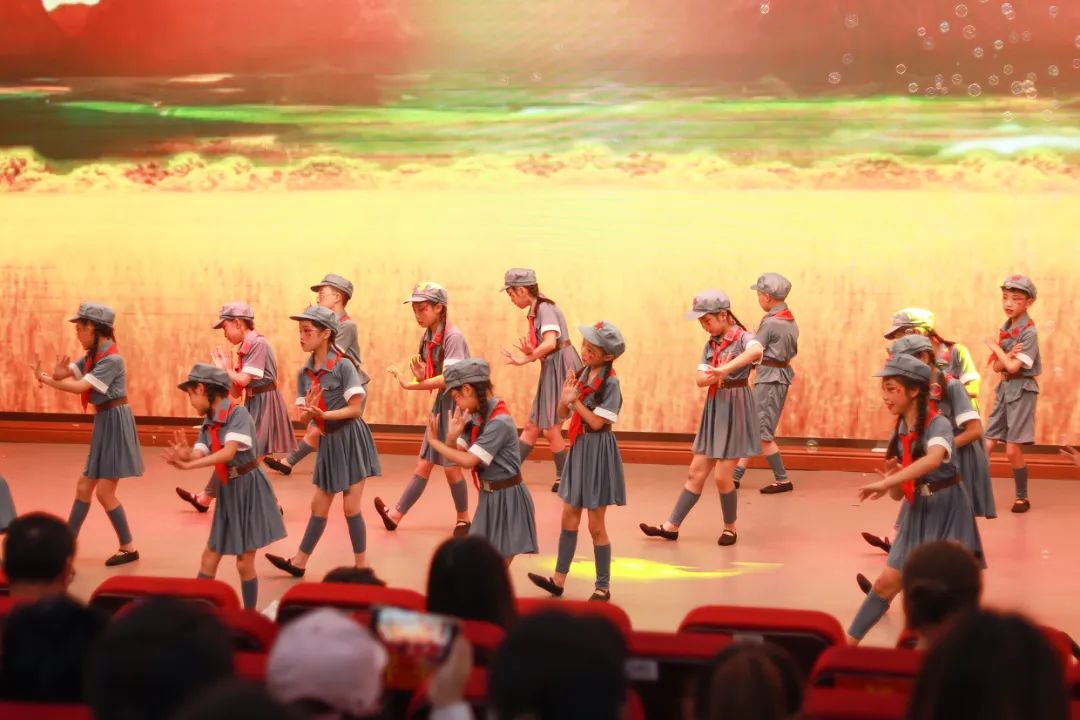 华阳实小举行“童星耀五月·艺术绽花开”群舞比赛（三四年级）