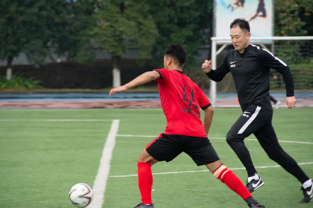 “中国太阳”来了！足球名将孙继海成为重庆大学足球队荣誉总教练