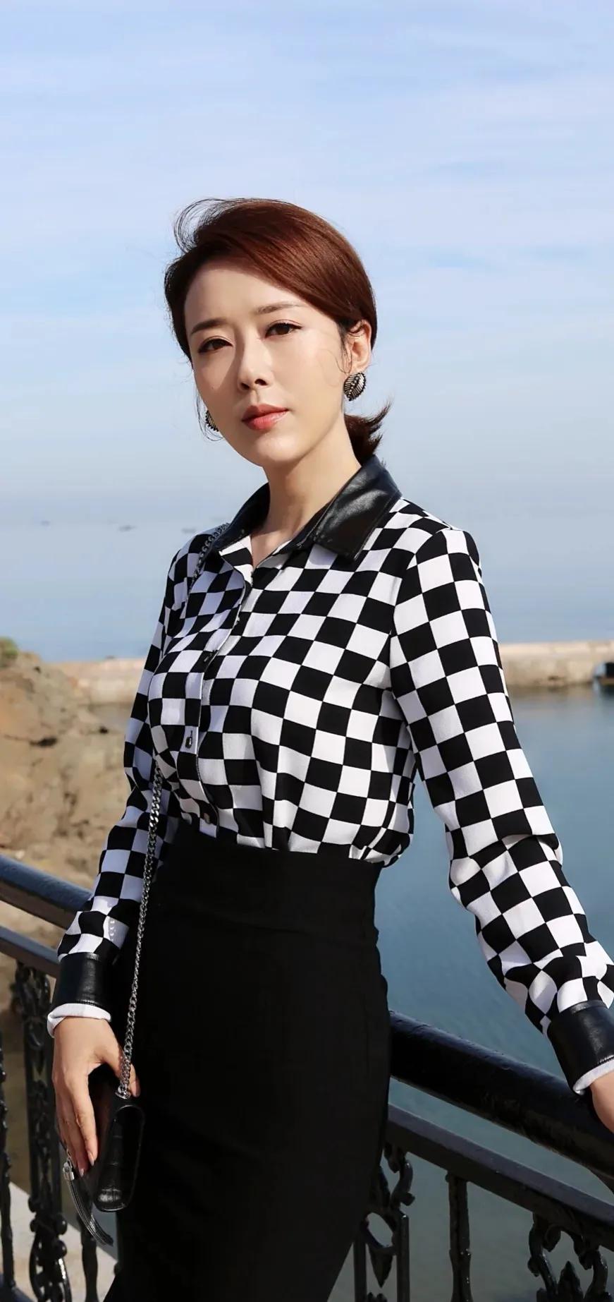 颜丹晨温柔对自己，打败时间，时尚又有女人味的美图合集