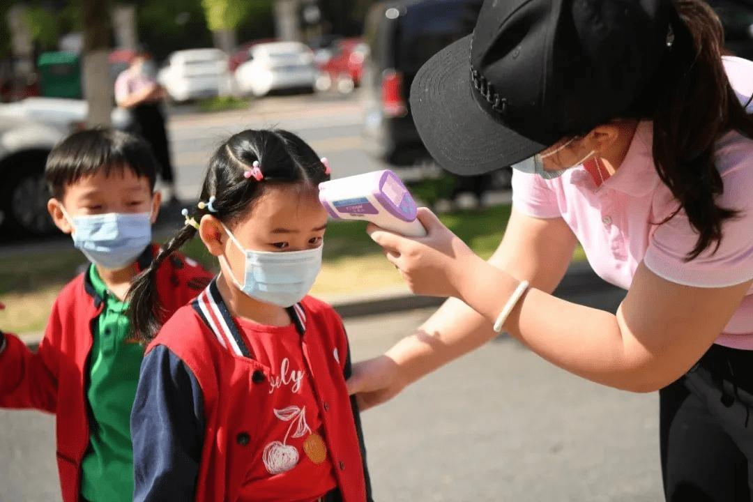 宝宝上幼儿园哭闹？了解分离焦虑3个阶段7招预防，育儿十全十美