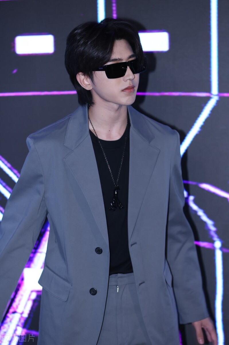 蔡徐坤最新造型