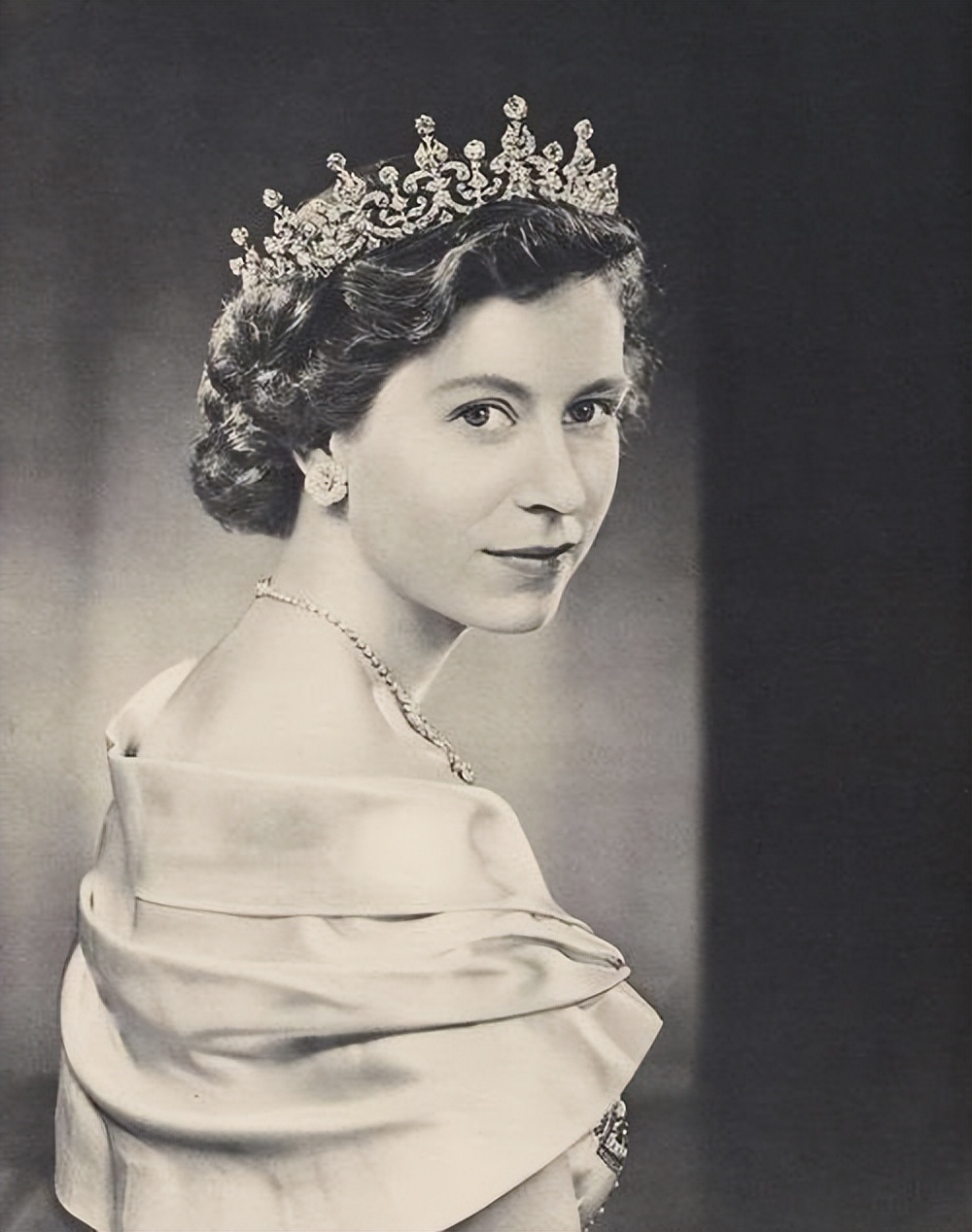 从小女生到女王(英国女王26岁即位，如今95岁还神采奕奕，快乐的童年是她的底气)