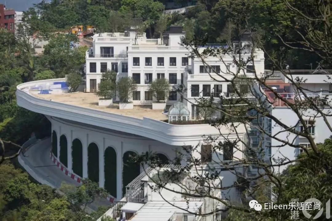 这栋位于山顶白加道35号的行宫,也被港媒称作"长寿大屋".