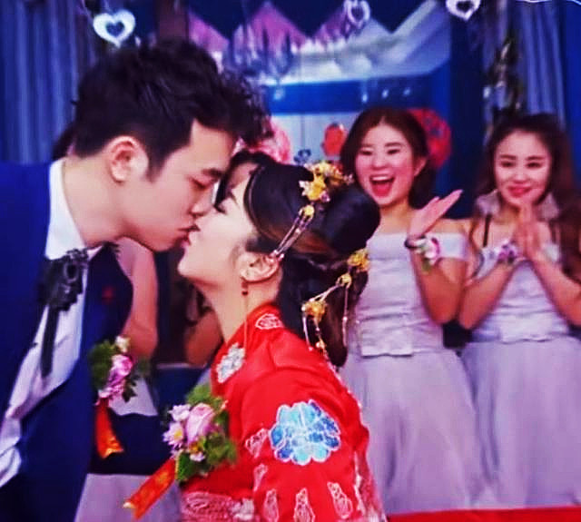 这个男生做了同学不敢做的事，娶了大自己9岁的老师，生了双胞胎