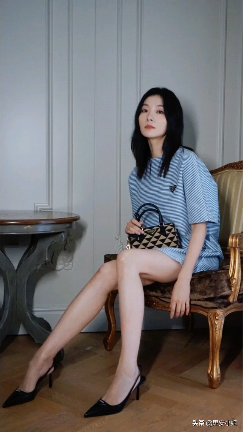 剧抛脸齐溪长相真高级，私服穿搭贵气感十足，背个水壶都很时尚