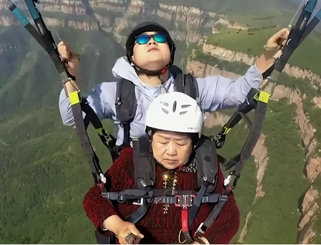老奶奶高空跳伞（72岁老奶奶挑战高空滑翔伞，并说道：“再不飞就真的老了 ”）-趣拿体育