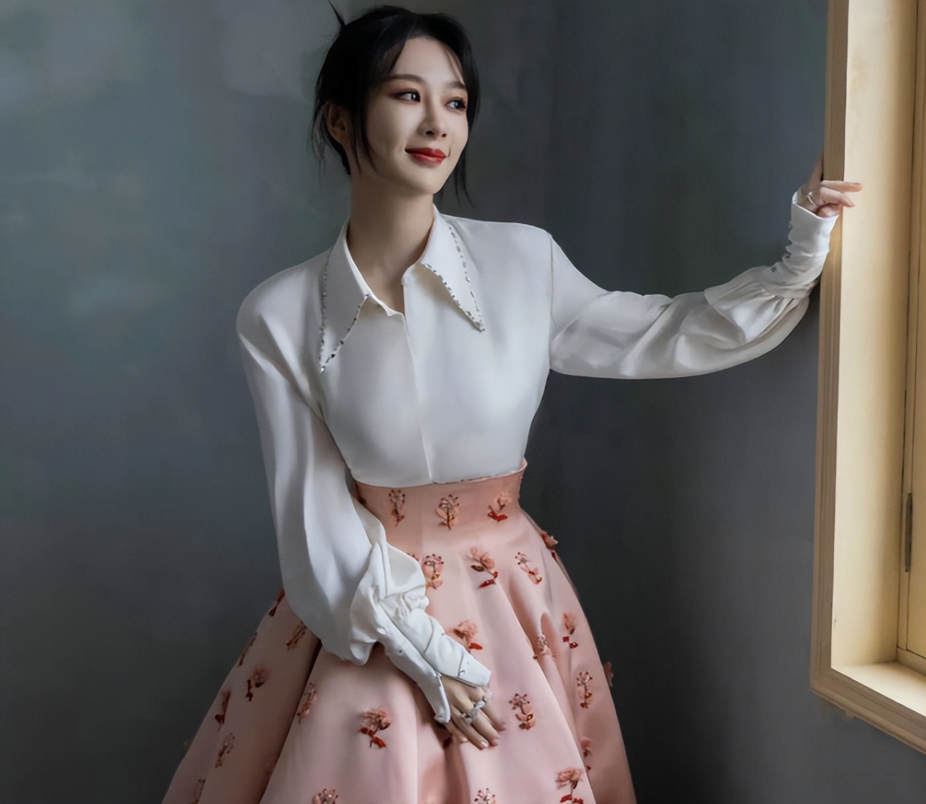 完美女神是假的,胯宽腿粗,溜肩没腰,生图揭露人间真实