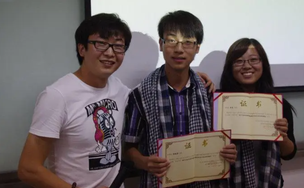 女大学生为了竞选助教，在讲台上跳舞拉票，男生们都不敢直视