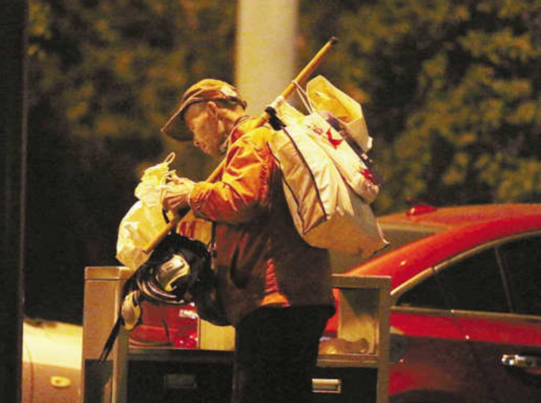 6年前，杭州拾荒老人意外身亡，只留下厚厚一叠泛黄的纸张