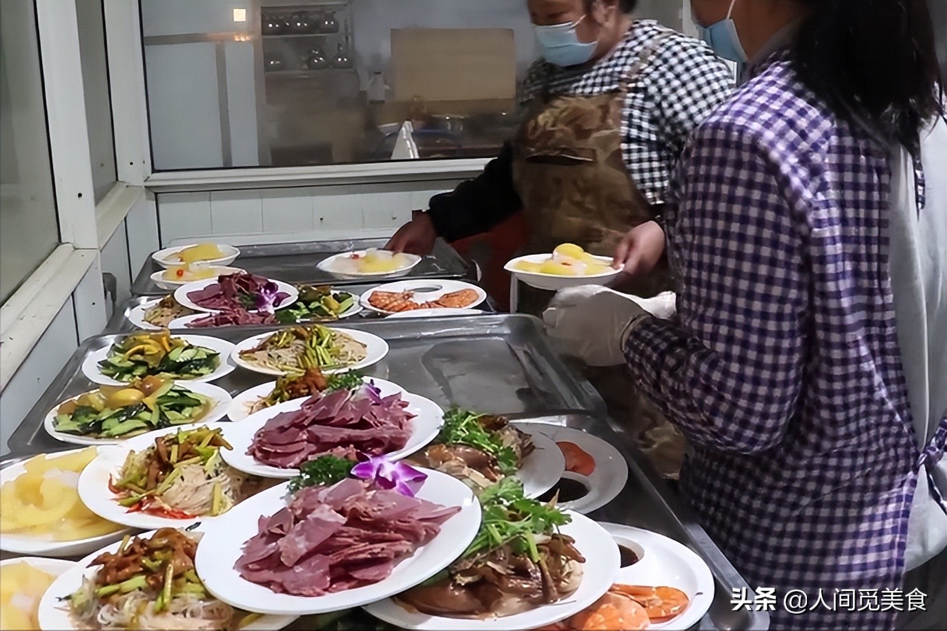河南大姐回农村吃席，一桌子18个菜有荤有素，成本320元贵吗？