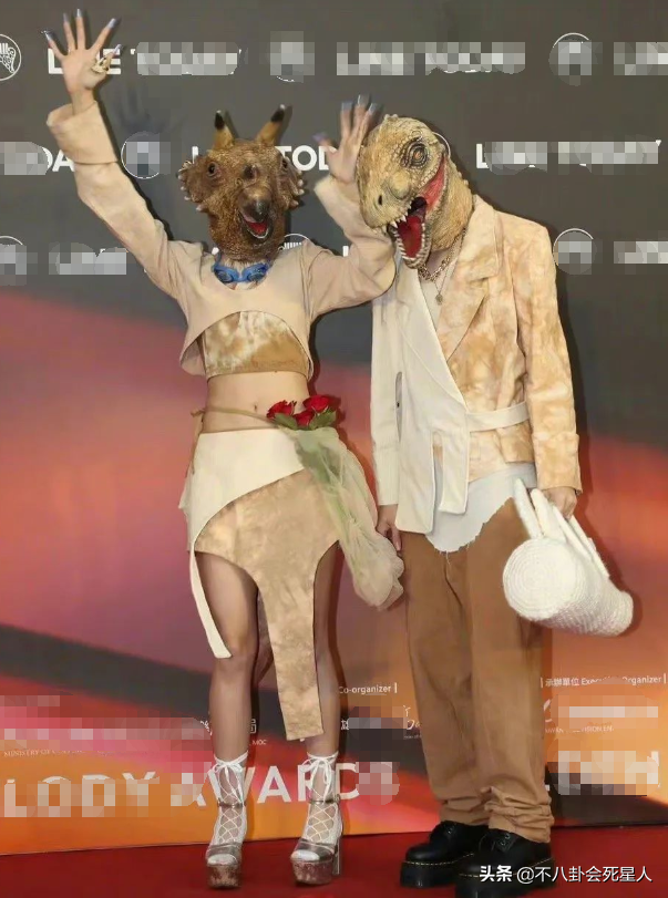 7月最土的三大红毯！鸡毛装、披床单、野猪造型，土得我笑出猪叫