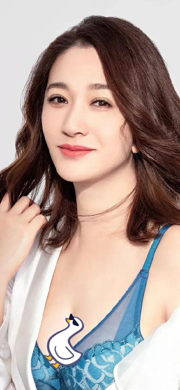 李小冉：明艳动人，气质婉约，魅力十足