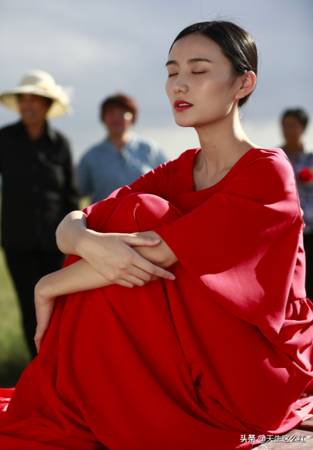 30岁超模如何拿下李亚鹏？我更好奇50岁李亚鹏如何拿下小美女