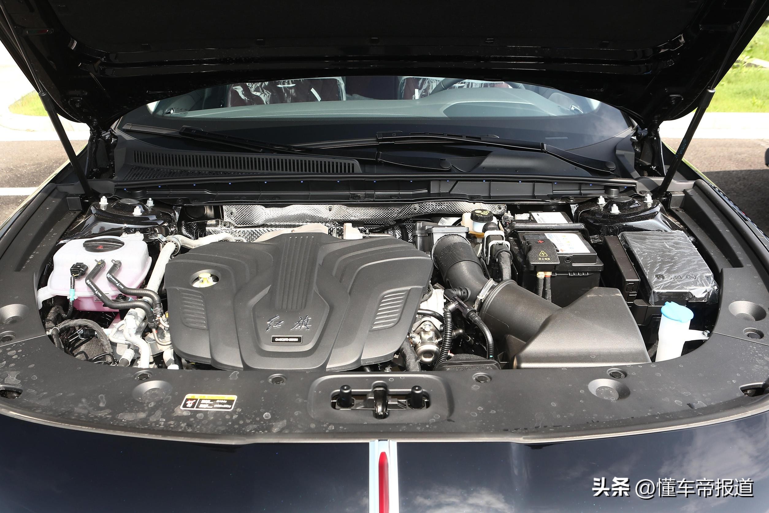 全新红旗h5提供三种动力可选,图中为2.0t发动机舱2.
