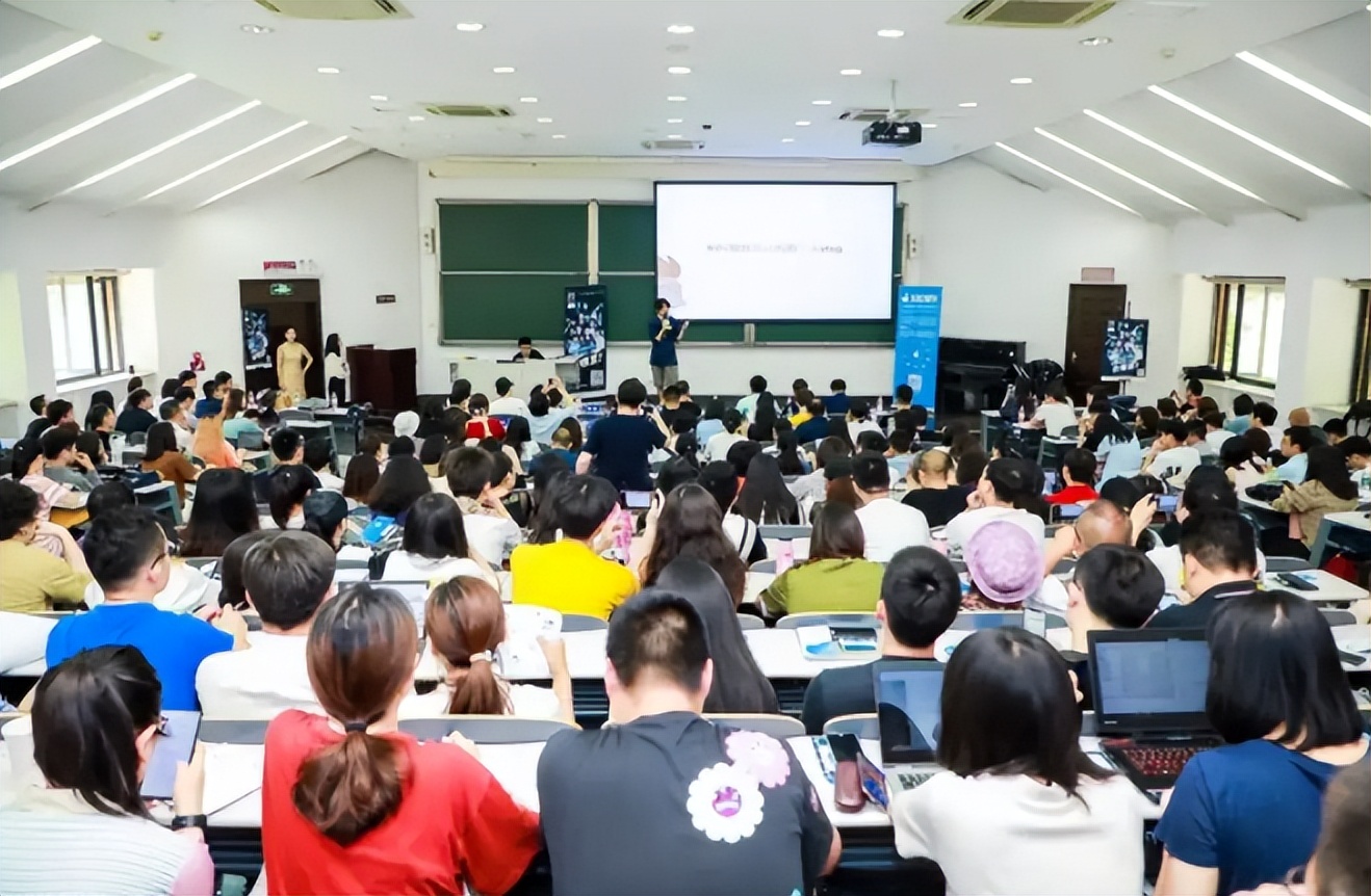 一组清华教室实拍图，上课抢座都陷入“内卷”？被嘲高学历低素质