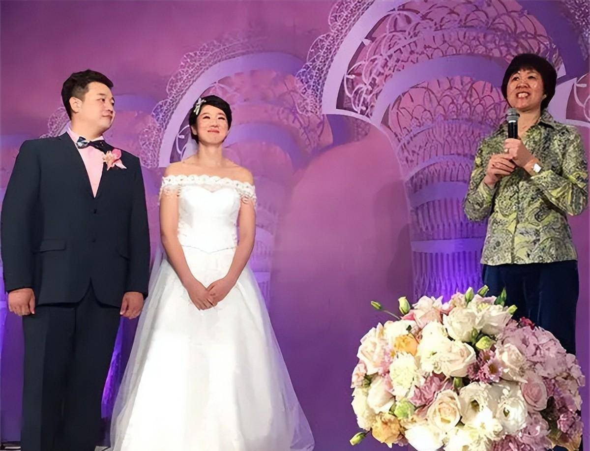 女排世界冠军曾春蕾在北京西城区民政局,与孙盛捷幸福地领取了结婚证