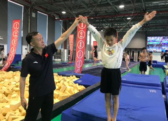 全红婵新突破，何威仪点出她两大进步，国际泳联人民日报点名表扬