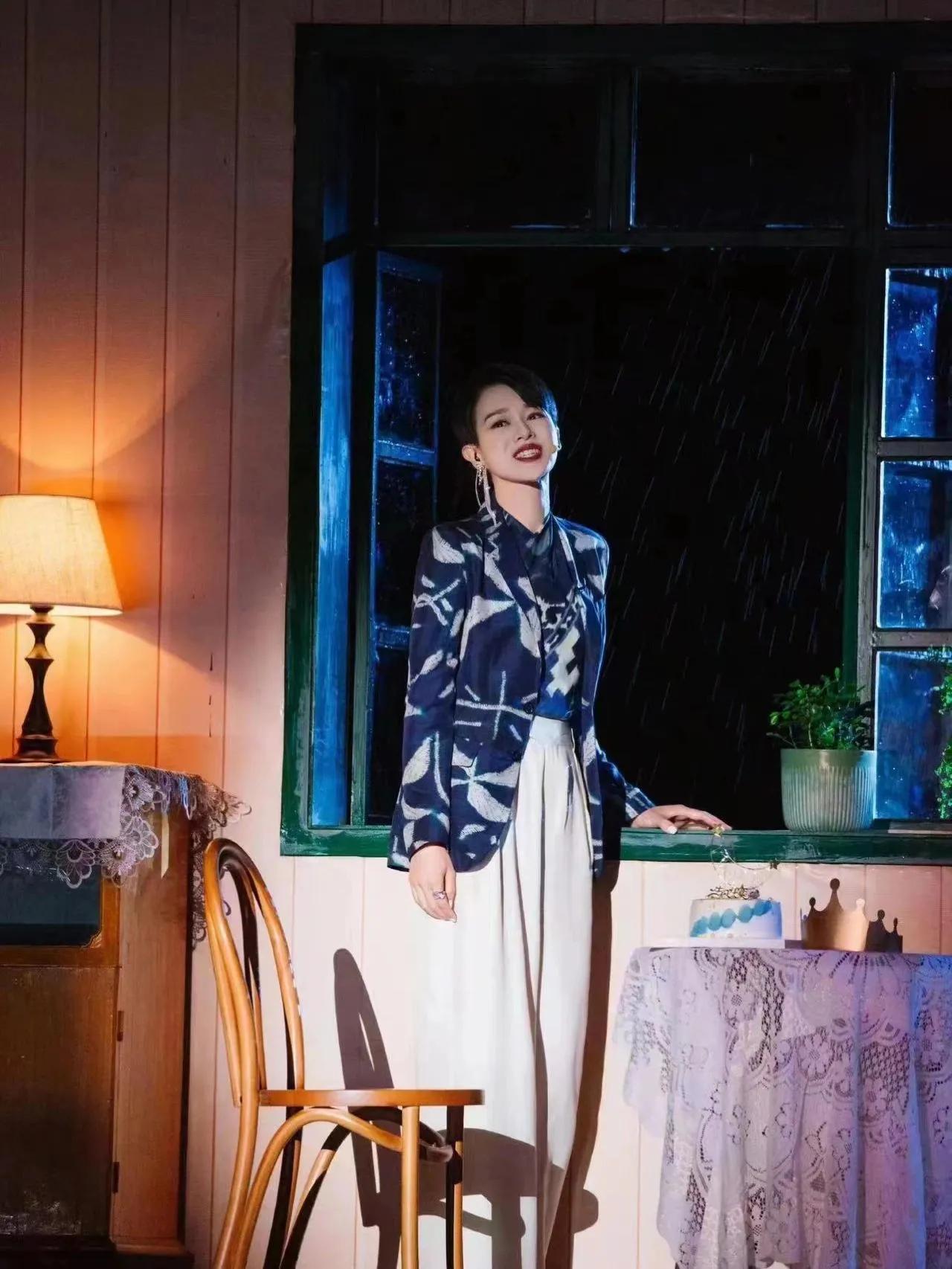 胡杏儿走红毯带娃两不误，这样的妈妈太幸福了