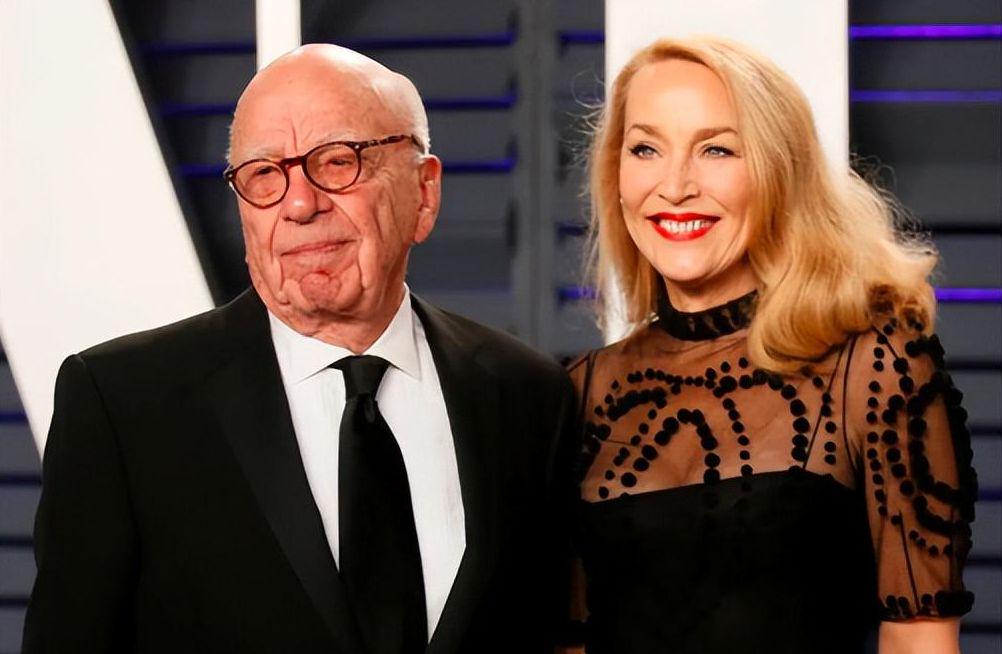 91岁默多克再离婚，前三任妻子已分走57亿，邓文迪靠孩子多拿30亿