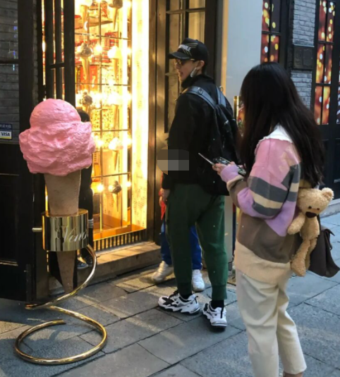 吴尊一家出游，老婆罕现身气质出众，NeiNei和Max身材高挑似模特