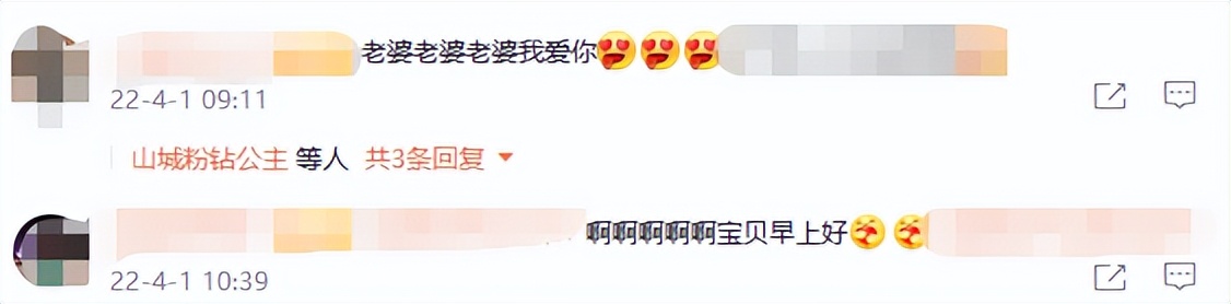 迪丽热巴穿v领秀身材!光脚踩椅子上露美腿,五官立体画大红唇