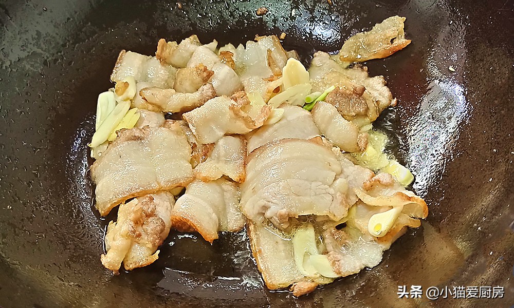 土豆回锅肉怎么做（9步教你荤素搭配香味十足的回锅肉）