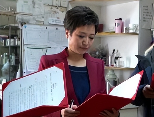 "全国三八红旗手"贺红梅:27岁主持《新闻联播》,55岁婚姻成迷